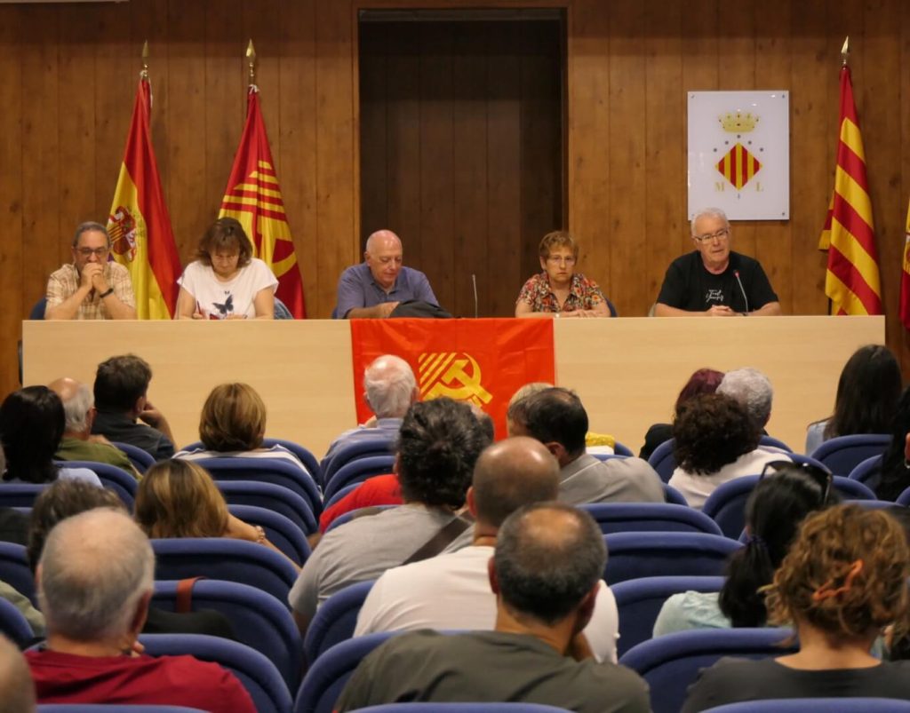 Auditorio en charla sobre defensa de los servicios públicos con cayo lara en la festa del pcpv