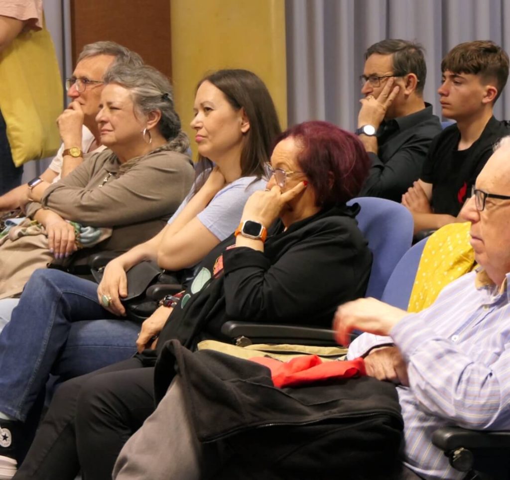 público escuchando la ponencia