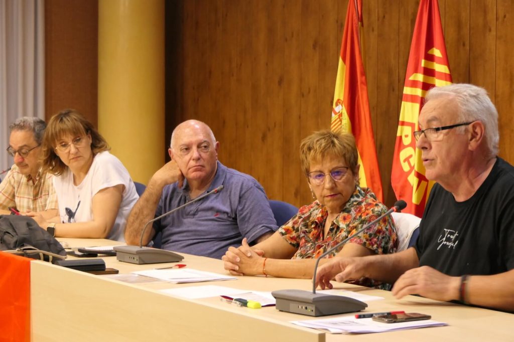 paco valero m angeles llorente y cayo lara sentados a la mesa con micrófono