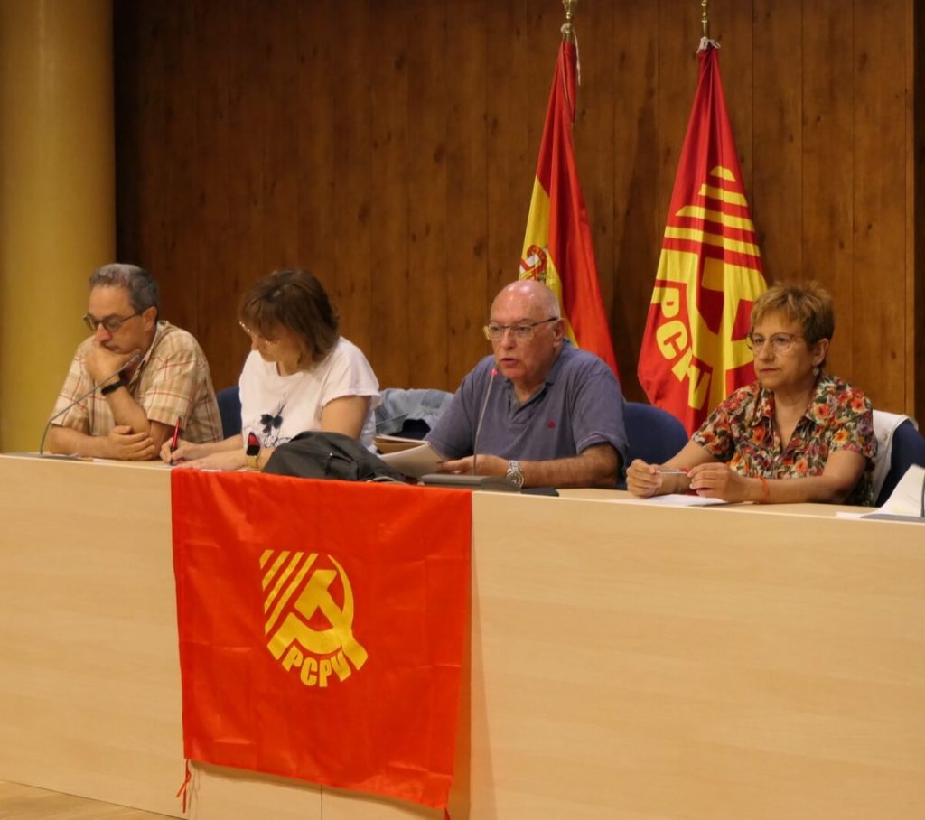 ponentes de la charla sobre servicios públicos sentados a la mesa